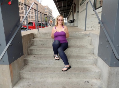 Amateur BBW Dee Siren smokes before being fisted and a bottle insertion too