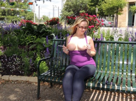 Amateur BBW Dee Siren smokes before being fisted and a bottle insertion too