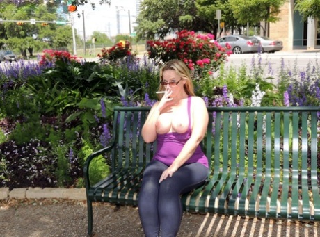 Amateur BBW Dee Siren smokes before being fisted and a bottle insertion too