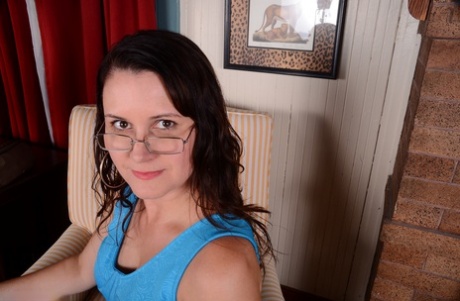 American housewife keeps her glasses on while making her nude modeling debut