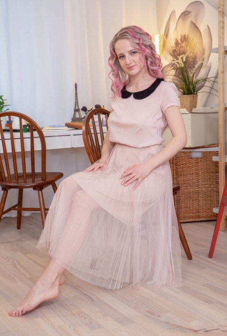 White girl with dyed hair Hanna Rey does anal after sketching at an easel