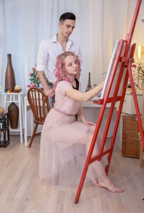 White girl with dyed hair Hanna Rey does anal after sketching at an easel