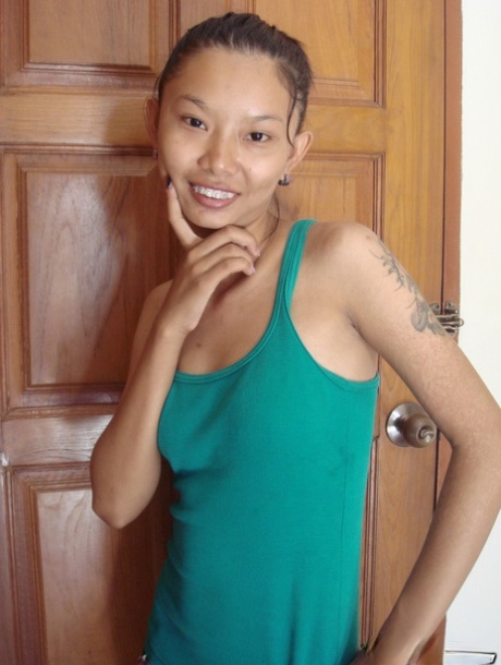 Skinny Thai girl takes off hr clothes in her nude modelling premiere