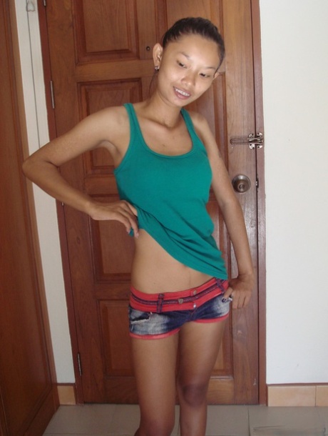 Skinny Thai girl takes off hr clothes in her nude modelling premiere