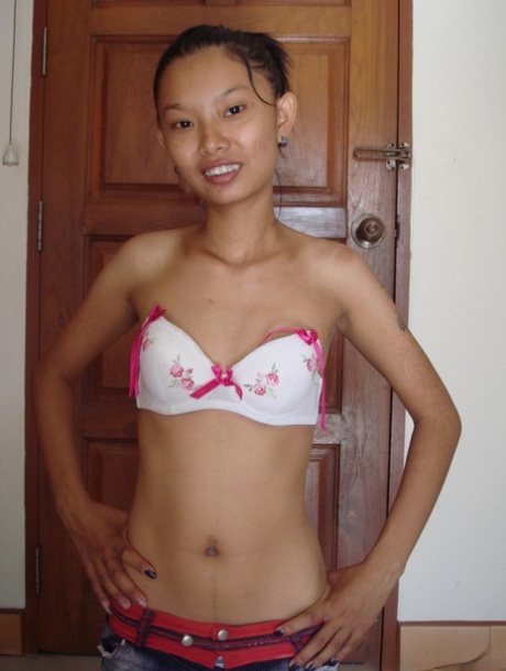 Skinny Thai girl takes off hr clothes in her nude modelling premiere