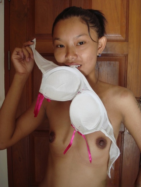 Skinny Thai girl takes off hr clothes in her nude modelling premiere