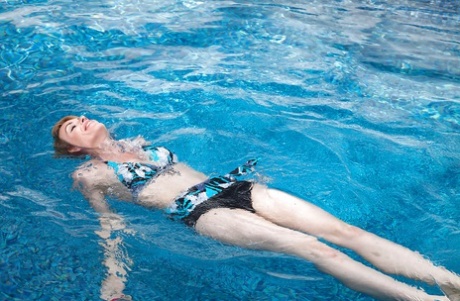Naked mature prostitute Maria spreads her pussy over the pool