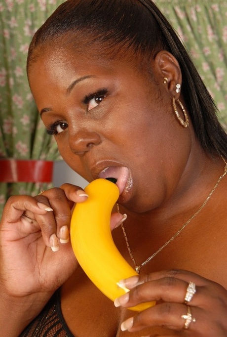 Fatty mature ebony Subrina plays with her lovely yellow sextoy