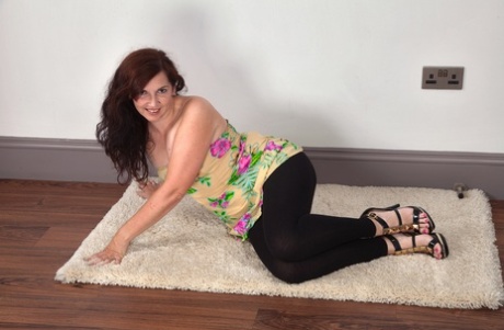 Middle-aged woman Francesca stretches her hairy bush wide open after disrobing