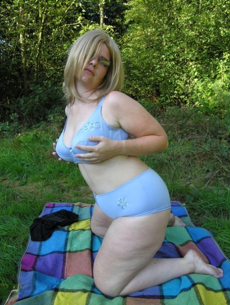 Hot mature with huge juggs and massive ass Mirabelle toys her cunt outdoors