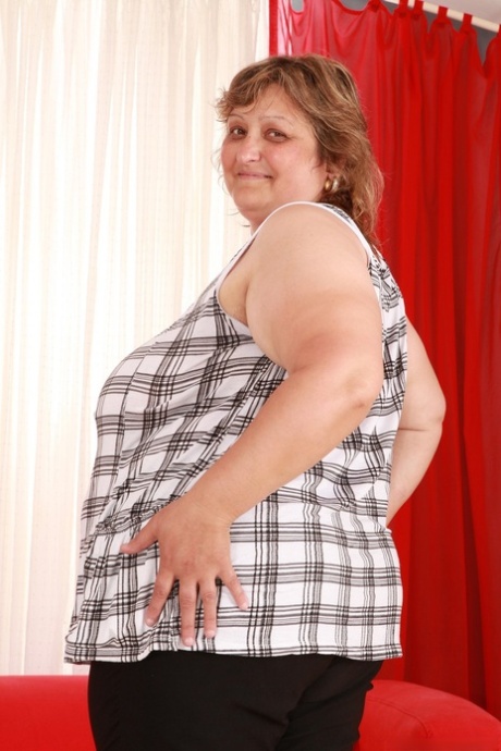 Naked BBW granny Zuzana showing her boobs and hairy, meaty pussy