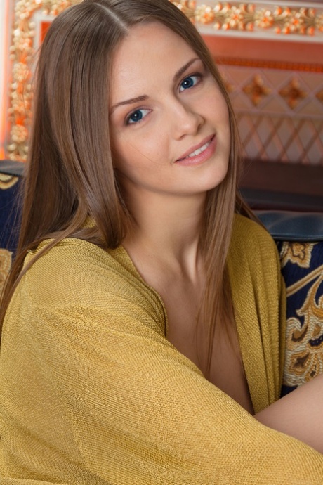 Beautiful babe Leanisa shows her round ass and her shaved pussy