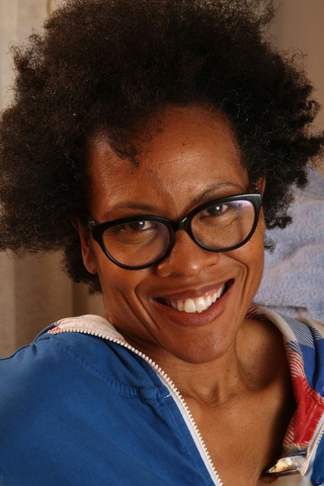 Amateur Afro-American MILF Ariela shows off her hairy body and furry snatch