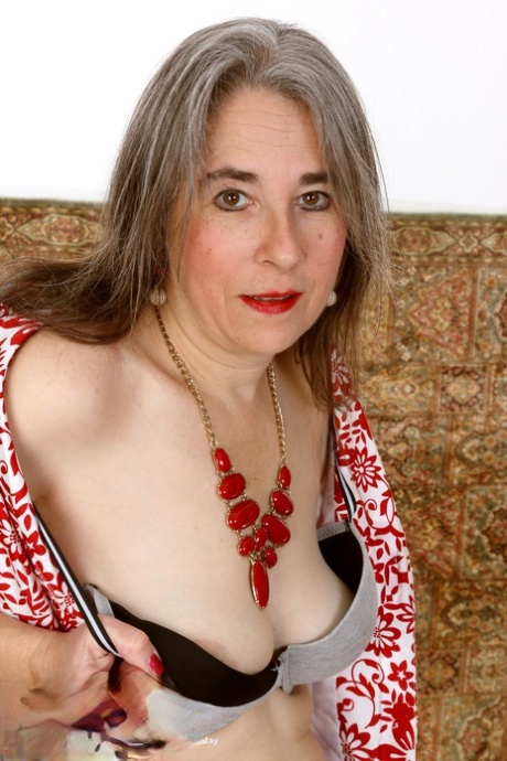 Amateur granny with a big ass Olivia Olay stripping naked & spreading her bush
