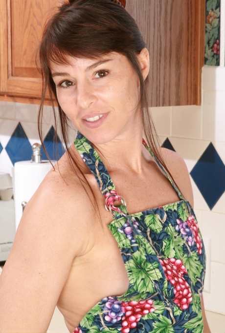 Pantyless housewife Vixen washes her hairy vagina in the kitchen sink