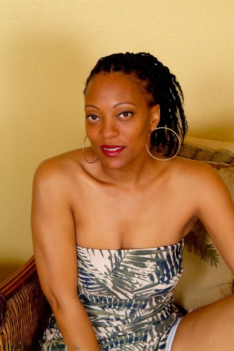 Kinky mature with dreads Pepper exposes her saggy tits and poses naked
