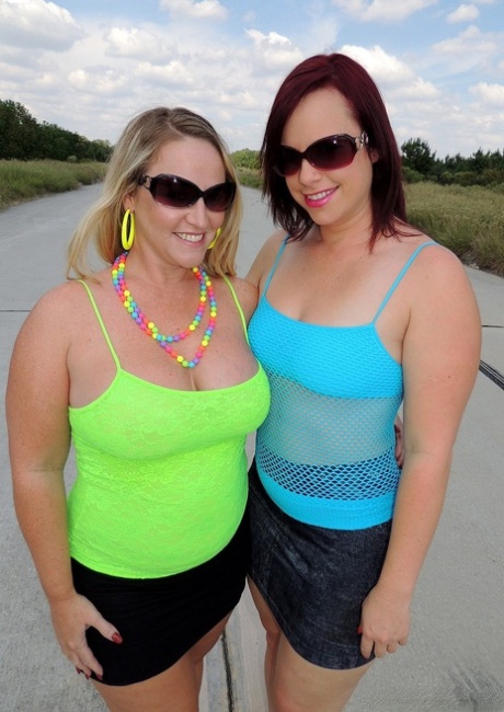 Kinky chubby babes Dee Siren and Virgo Peridot flaunt their asses and cunts