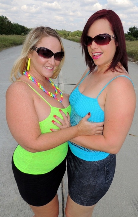 Kinky chubby babes Dee Siren and Virgo Peridot flaunt their asses and cunts