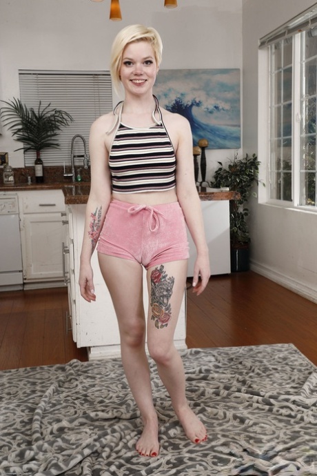 Skinny babe Pearl Sinclair strips naked & spreads her trimmed pussy up close