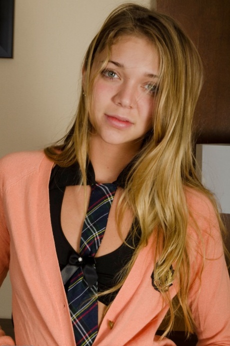 Cute amateur Jessie Andrews shows her lovely slim body and poses in a solo
