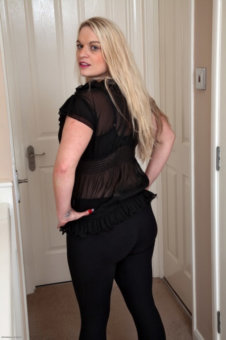 Sexy amateur mom Jasmine strips in the hallway & shows her curves & hairy cunt