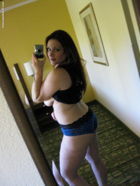 Chubby babe Ryan displays her juicy breasts & her shaved pussy up close