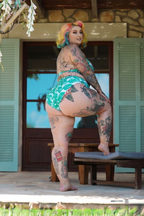Chubby Galda Lou shows off every inch of her tattooed naked body