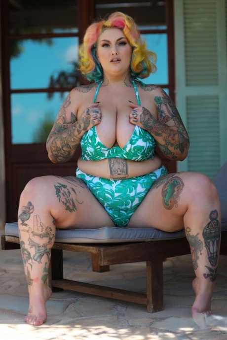 Chubby Galda Lou shows off every inch of her tattooed naked body
