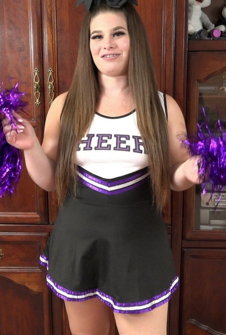 Fat cheerleader Lexxxi Nicole Scarlet gives head before a passionate POV fuck